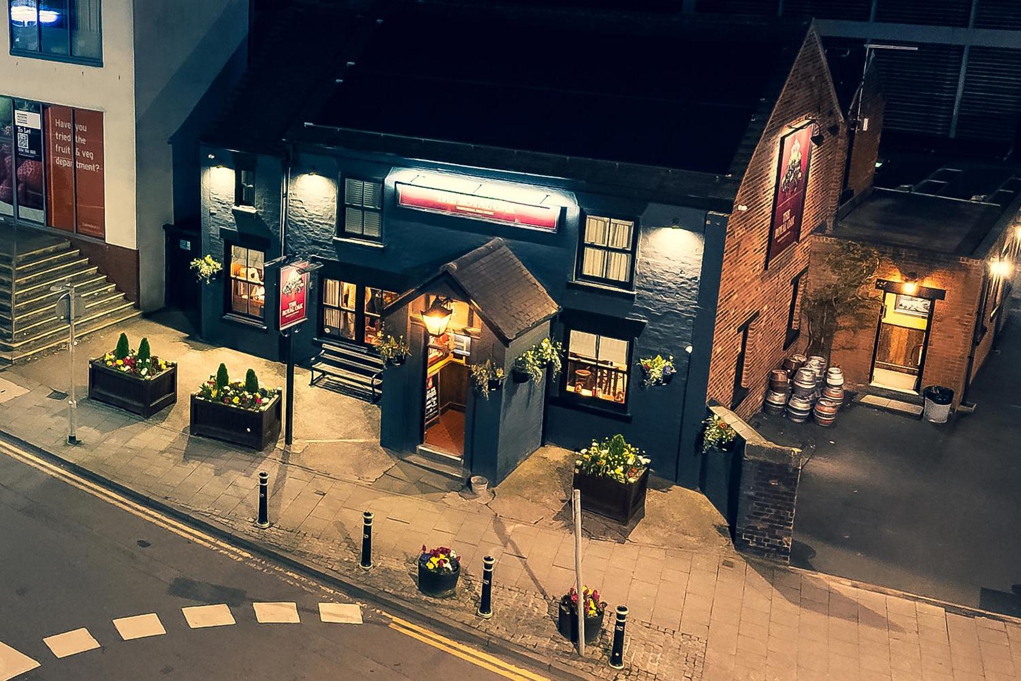 ホテル The Royal Oak Biddulph  エクステリア 写真